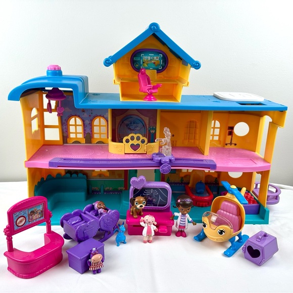 Disney Junior Doc McStuffins Toy Hospital Playset w/Helicopter and Accessories - Picture 3 of 12
